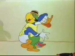 Zé Carioca abraça o Pato Donald. Cena do filme Alô Amigos. Disney. 1942.